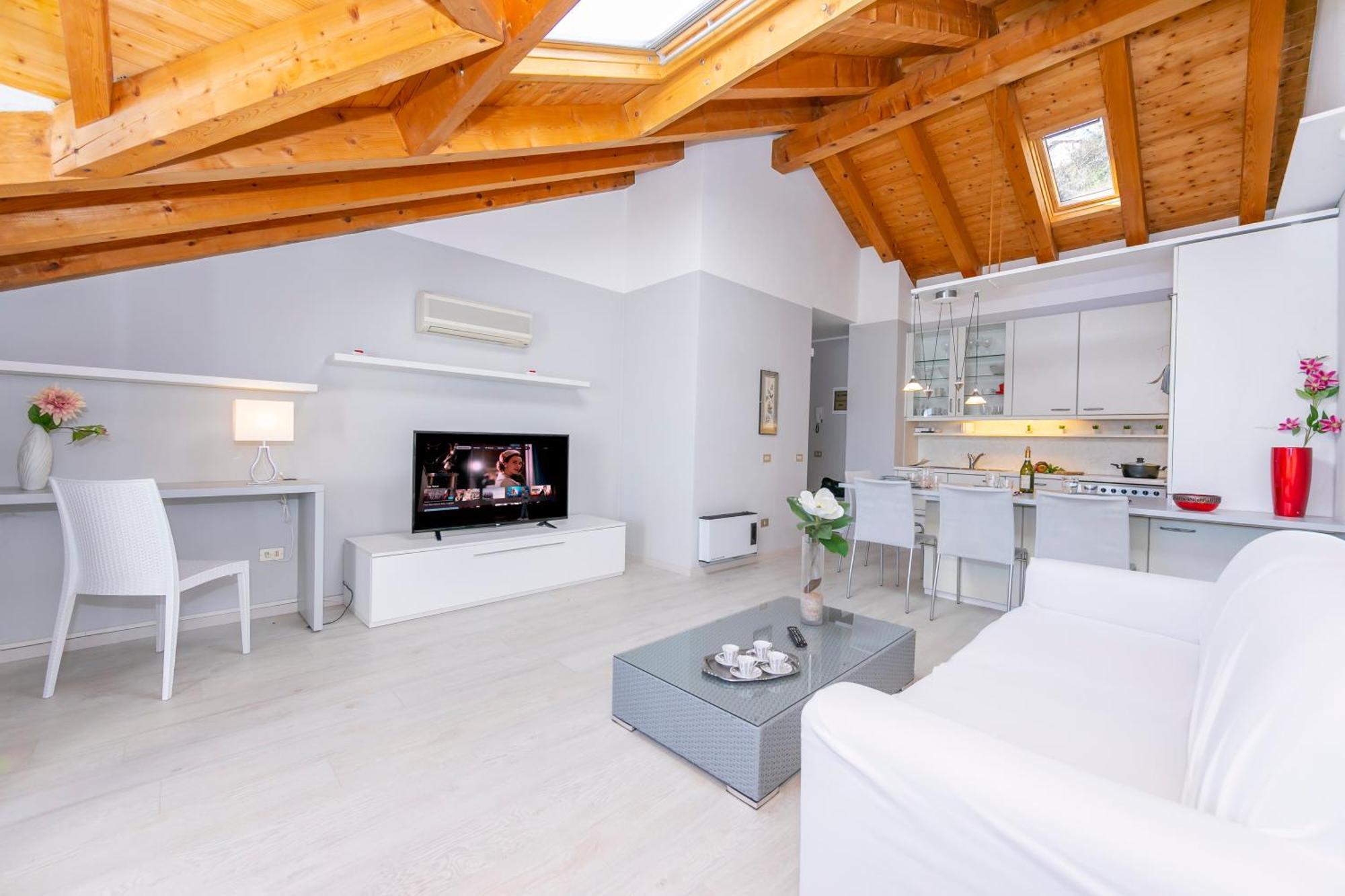 Blu Lake Apartment On Ghiffa Beach - Happy Rentals מראה חיצוני תמונה